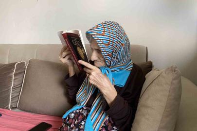 Bir gözü görmeyen 70 yaşındaki Sema teyze kitap okumaktan ve örgü örmekten vazgeçmiyor