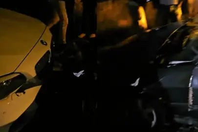 ESKİŞEHİR’DE DOLMUŞ İLE OTOMOBİL ÇARPIŞTI, PARK HALİNDEKİ ARACA ZARAR VERDİ!