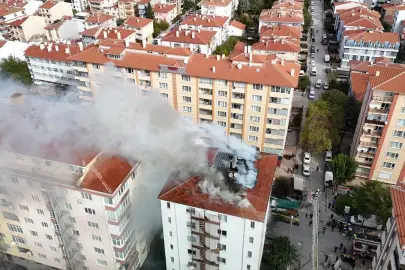 ESKİŞEHİR’DE 7 KATLI BİNANIN ÇATISI KÜLE DÖNDÜ!