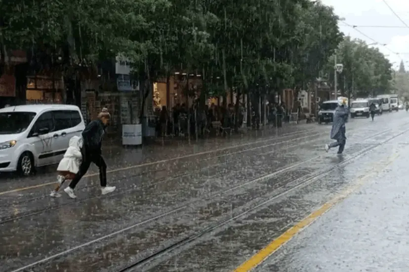 METEOROLOJİ UYARDI! ESKİŞEHİR VE ÇEVRESİNDE GÖK GÜRÜLTÜLÜ SAĞANAK!