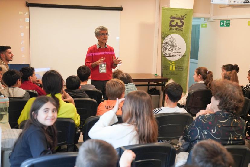 13. Şiir Buluşması'nda Müzikal Keyfi: Hasan Erkek'ten "Çirkin Ördek Yavrusu" Gösterisi!