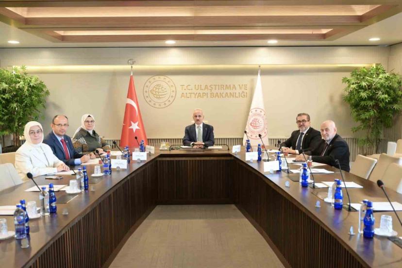 Bakan Uraloğlu: "Sosyal medyada gençlerimizin dijital dünyada daha güvenli yer alabilmelerini sağlamak için yapılabilecekleri ele aldık"