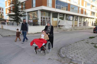 Bir bacağı kısa olan kızını her gün okula kucağında taşıyan anneden ‘asansör’ talebi