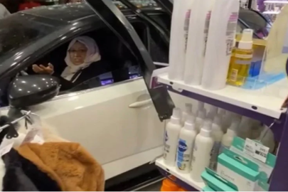 Diyarbakır’da Kadın Sürücünün Kontrolden Çıkan Aracı Mağazaya Daldı