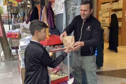 Dükkan önü kalabalık görünsün diye her gün 20 kilo patlamış mısır dağıtıyorlar