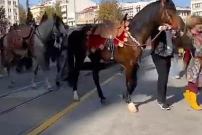 ESKİŞEHİR CADDELERİNDE ATLI GEZİNTİ!