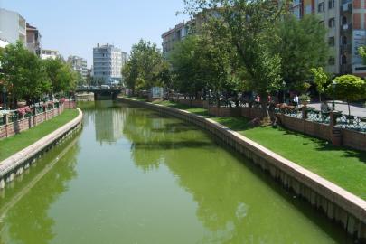 ESKİŞEHİR’DE SUYA DÜŞEN ADAMA ÇEVREDEKİLER YARDIM ETTİ!