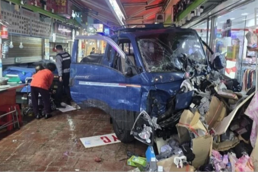 Güney Kore’de Araç Pazara Daldı: 2 Ölü, 18 Yaralı