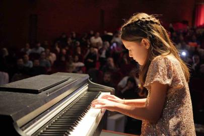 Küçük piyanistler hünerlerini sergiledi