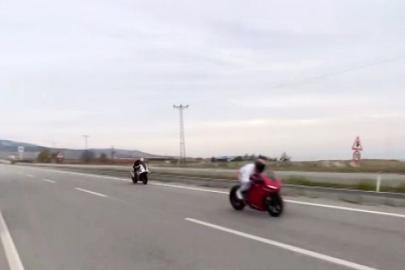 Saatte 200 kilometre hızı geçen motosikletlerin caddede yaptığı yarış korkuttu