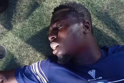SAHADA DEHŞET! TARAFTAR FUTBOLCUNUN BOĞAZINI KESTİ, MAÇ DEVAM ETTİ!