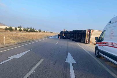 Saman yüklü tır devrildi