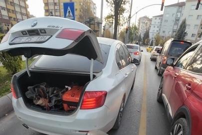 Trafikte bagajı açık kalan aracın yardımına motosiklet sürücüsü yetişti