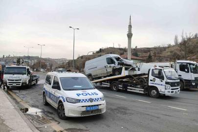 Ankara’da hafif ticari araç ile otomobil çarpıştı: 1 ölü, 3 yaralı