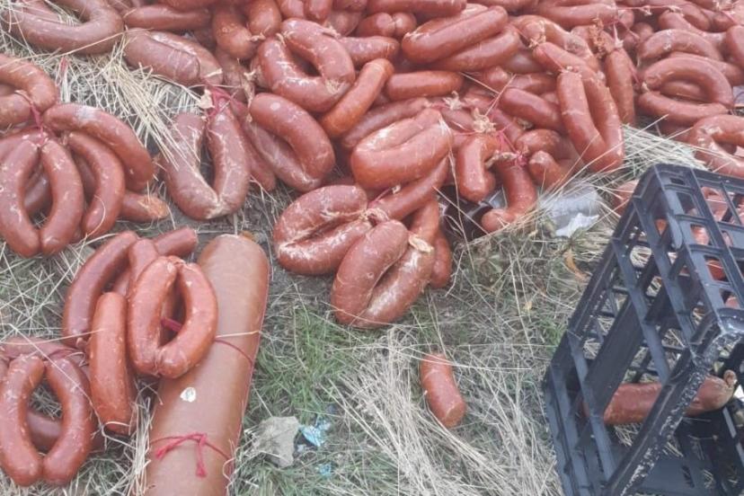 Ankara’da yüzlerce kilo et ürünü boş araziye atıldı