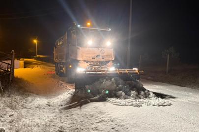 Başkan Ünlüce yol yapım ekibini ziyaret ederek moral verdi