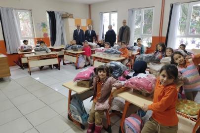 Bilecikli hayırseverden öğrencilere mont ve bot desteği