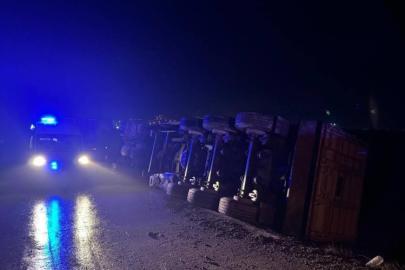 Bilecik’te devrilen tırın sürücüsü yaralandı