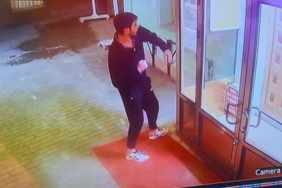 Cami kapısını yumruklayan zanlı tutuklandı