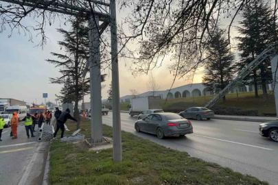 Damperi açık tır PTS direğini devirdi, facia kıl payı atlatıldı