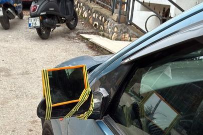 Dikiz aynası kırılan sürücü çareyi böyle buldu