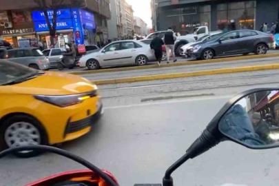 Eskişehir trafiğine takılmamak için tramvay yolunu kullandı