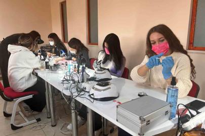 Eskişehir’de Türkiye’nin kamuya ait ilk protez tırnak atölyesi açıldı