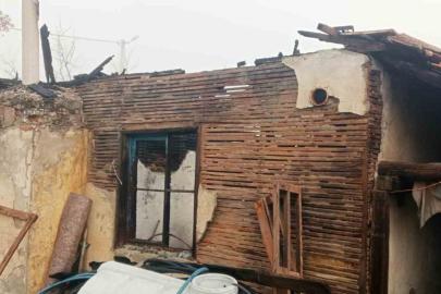 Hisarcık’ta çıkan yangında deprem konutu kullanılmaz hale geldi