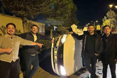 Kazalı araçla hatıra fotoğrafı çekindiler