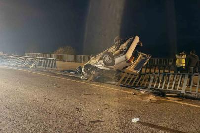 Köprü demirlerine çarpan araç hurdaya döndü: 1 ölü, 3 yaralı