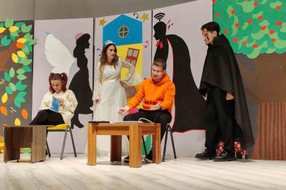 Kütahya’da ’Çekmez Köy’ tiyatro oyunu minik öğrencilerle buluştu