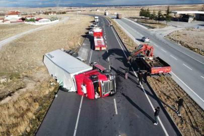 Meyve yüklü tır devrildi