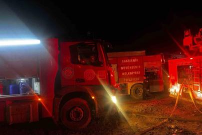 Sabaha kadar süren yangında çiftlik kül oldu