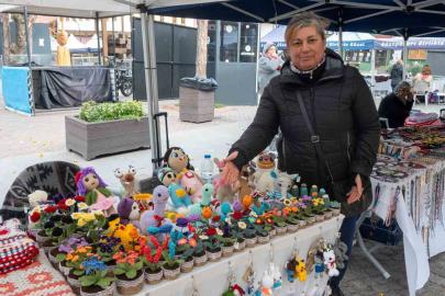 Soğuk havayı el emeği çiçekleriyle ısıtıyor