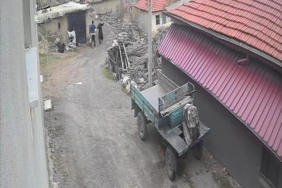 Yerde yatan karısının kafasına tekme attı