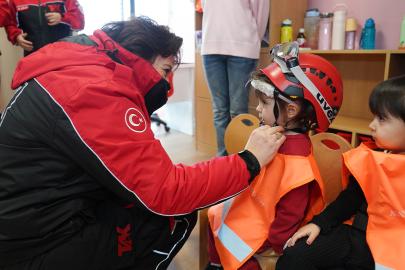 O Hareket Hayat Kurtarıyor! Minikler "Çök-Kapan-Tutun"u Uygulamalı Öğrendi