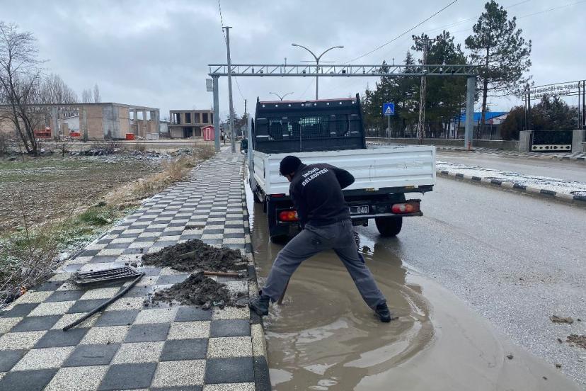 Yağmur suyu giderleri temizleniyor: İnönü’de buzlanma riskine geçit yok!