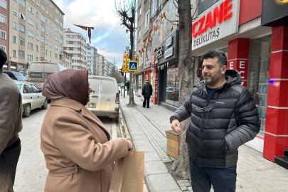 Eskişehir’in Vekil Annesi Yine Sahada: İftar Yolundaki Hemşehrilerine İftariyelik Ulaştırdı