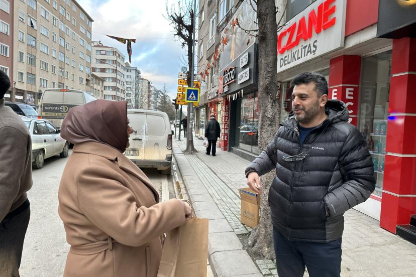 Eskişehir’in Vekil Annesi Yine Sahada: İftar Yolundaki Hemşehrilerine İftariyelik Ulaştırdı