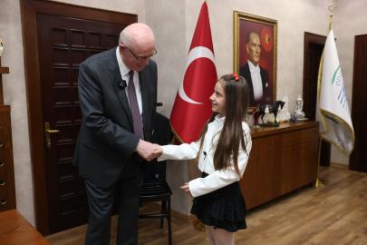 23 Nisan'da başkanlık koltuğuna minik Melis geçti