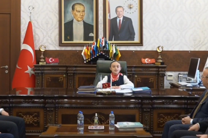 Minik Valinin İlk İcraatı Eğitim Oldu: Gezici Kütüphane Öğrencilerle Buluştu