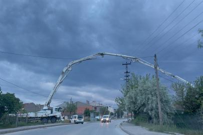 Bulvarın üzerinden beton aktarımı şaşırttı