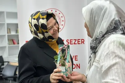 Vekil Anne Anneler Günü'nde huzurevini ziyaret etti